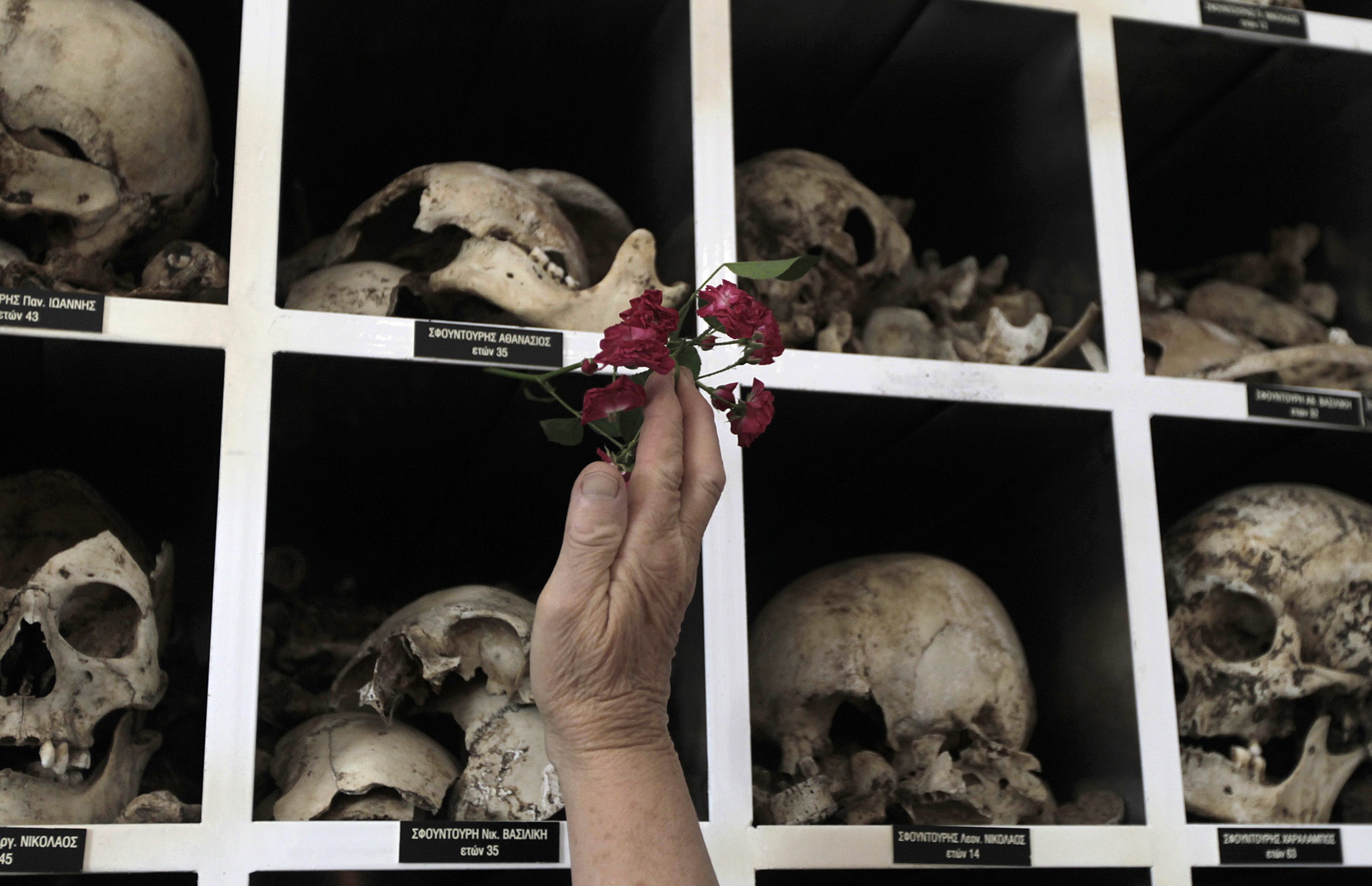 Eine Gedenkstätte zeigt in Distomo die sterblichen Überreste von Opfern des Massakers von 1944. | picture alliance / dpa