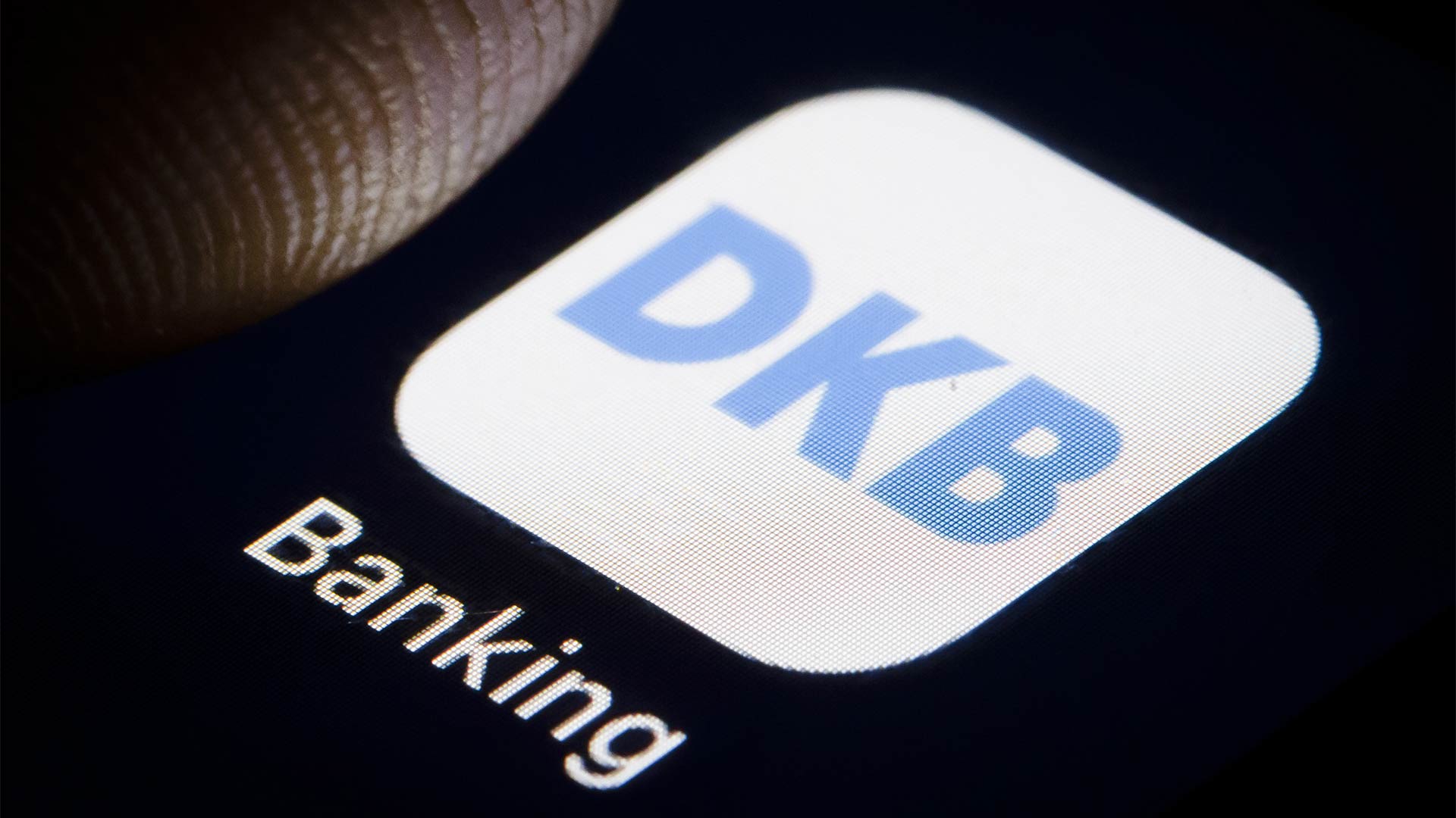 Das Logo der DKB auf einem Smartphone | picture alliance / photothek