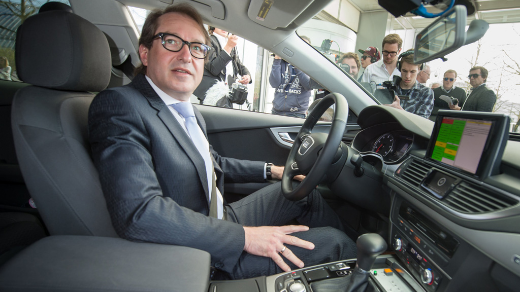 Bundesverkehrsminister Dobrindt sitzt in einem selbstfahrenden Audi A7
