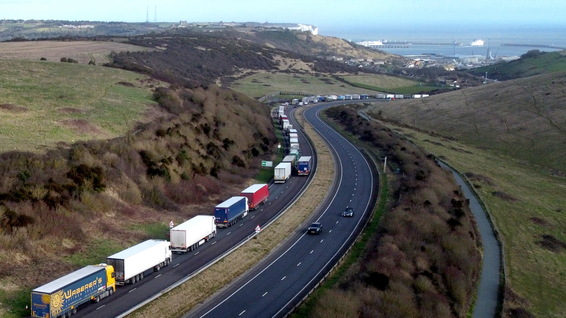Lastwagen stehen in einer Schlange und warten darauf zum Hafen von Dover weiterfahren zu können. | dpa