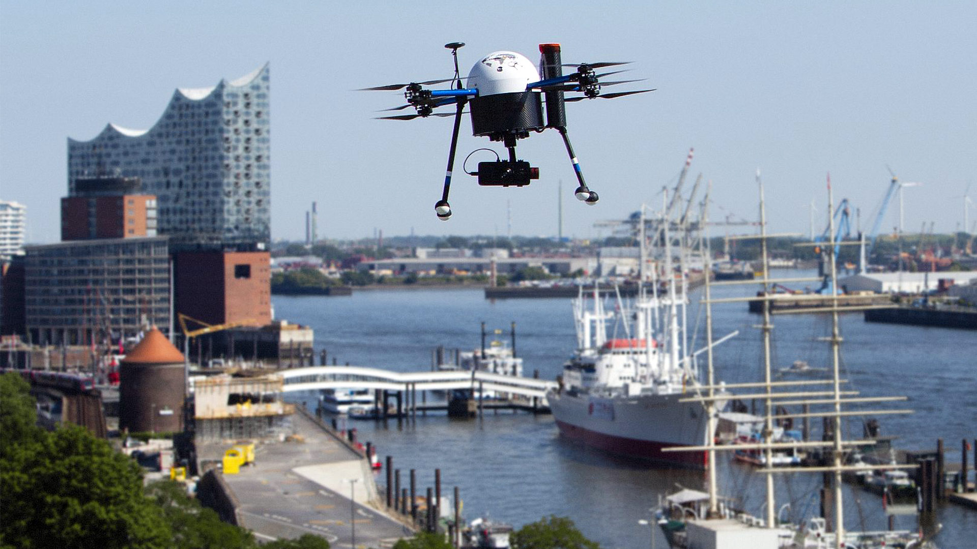 Drohne über dem Hamburger Hafen, in der Nähe der Elbphilharmonie | null