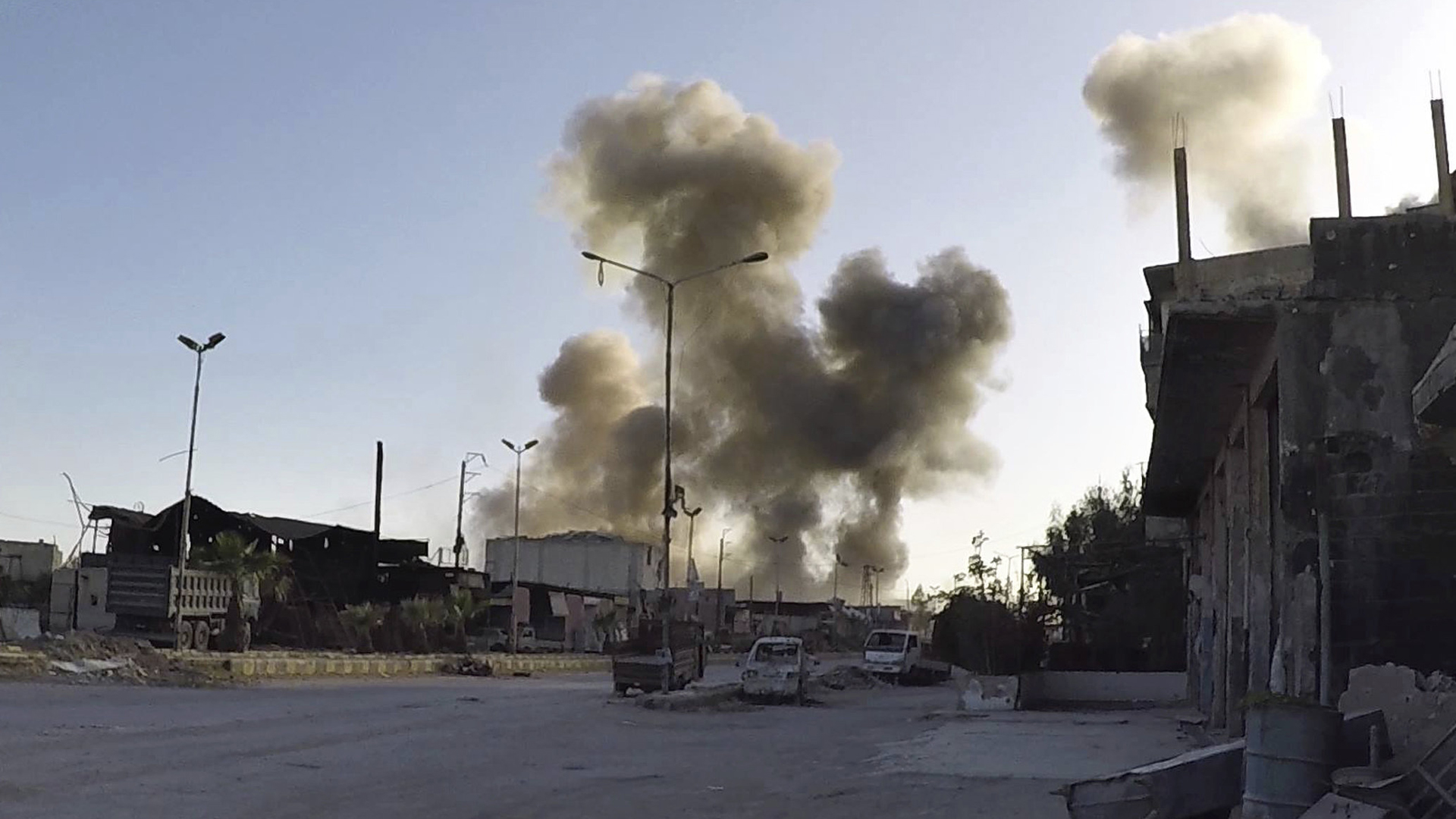 Rauchwolke über der umkämpften syrischen Stadt Duma | dpa