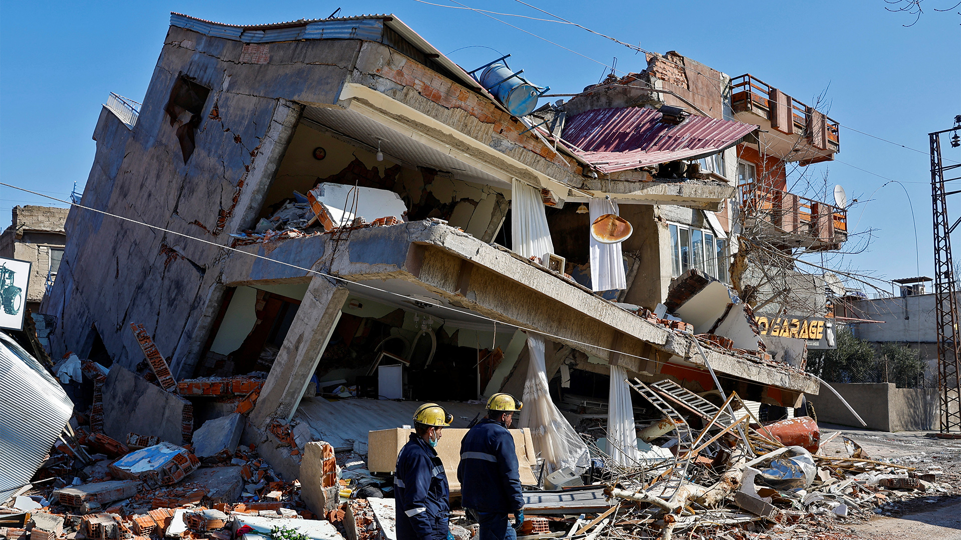 Rettungskräfte vor einem vom Erdbeben beschädigten Gebäudes in Kahramanmaras, Türkei. | REUTERS