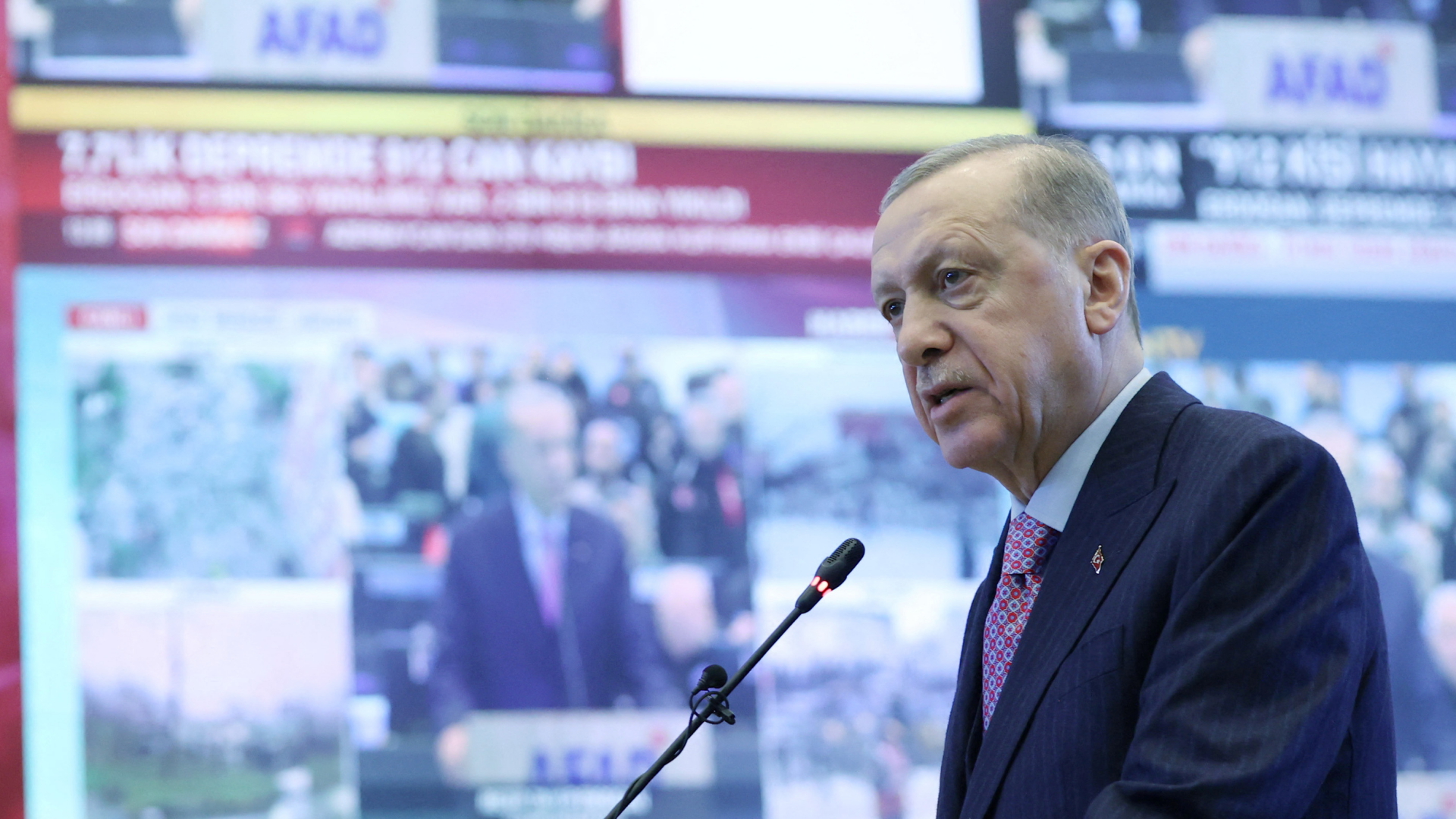 Der türkische Präsident Recep Tayyip Erdogan spricht im Katastrophenzentrum in Ankara. | via REUTERS