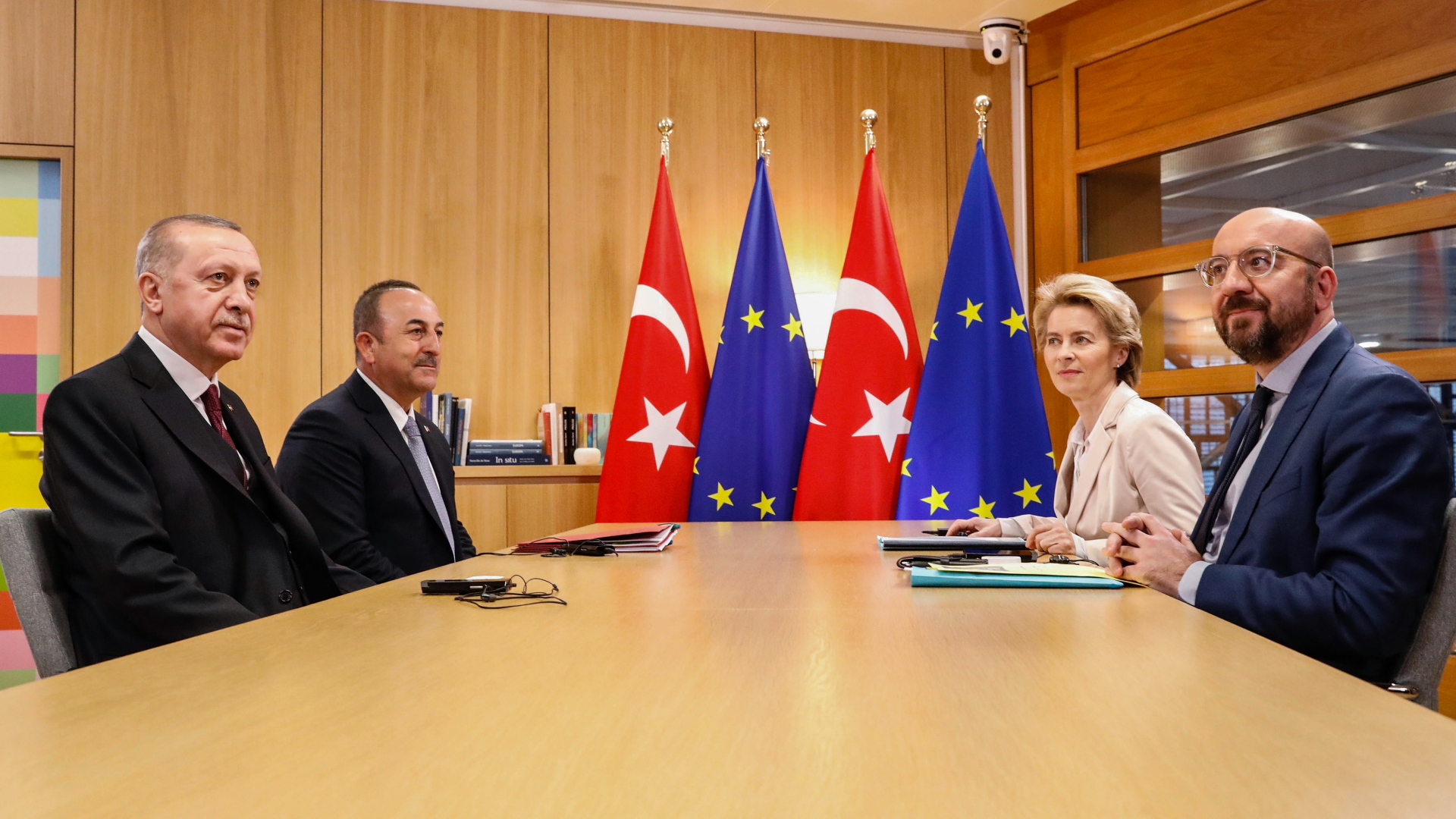 Charles Michel (r-l), Präsident des Europäischen Rates, Ursula von der Leyen, Präsidentin der Europäischen Kommission, Mevlut Cavusoglu, Außenminister der Türkei und Recep Tayyip Erdogan, Präsident der Türkei kommen im Rahmen des Treffens der Staats- und Regierungschefs der EU und der Türkei zusammen. | dpa