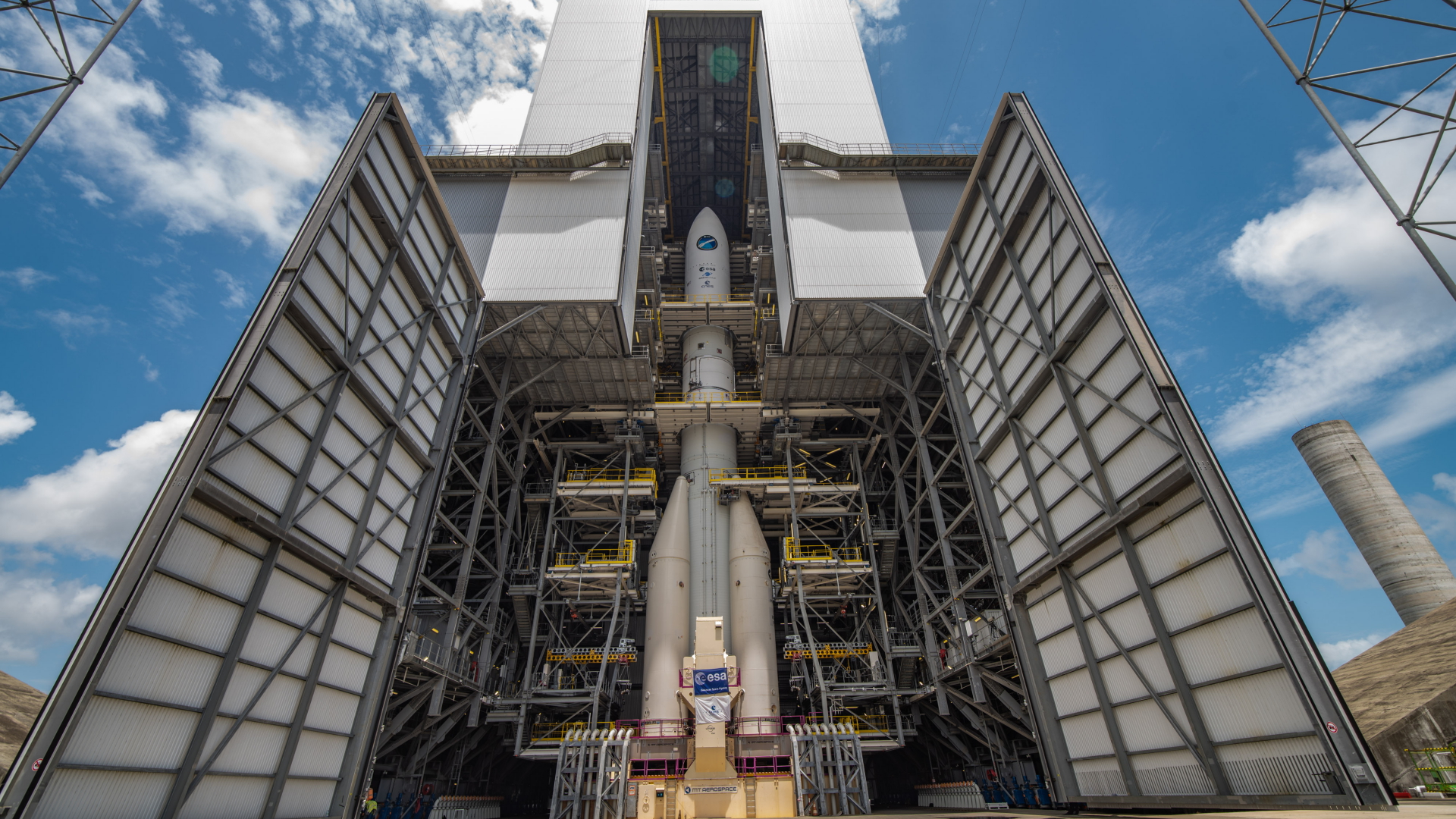 Die Startrampe der Ariane 6 auf dem europäischen Weltraumbahnhof in Französisch-Guayana mit einem vollständig montierten Exemplar der neuen Trägerrakete der ESA. | Manuel Pedoussaut/ESA/dpa