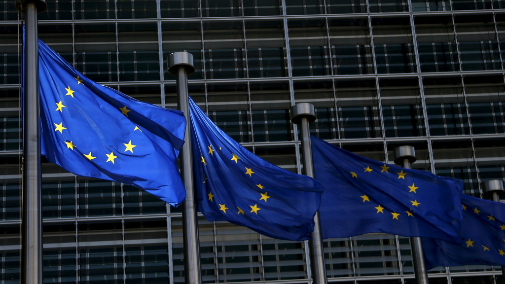 Flaggen vor dem Gebäude der EU-Kommission | REUTERS