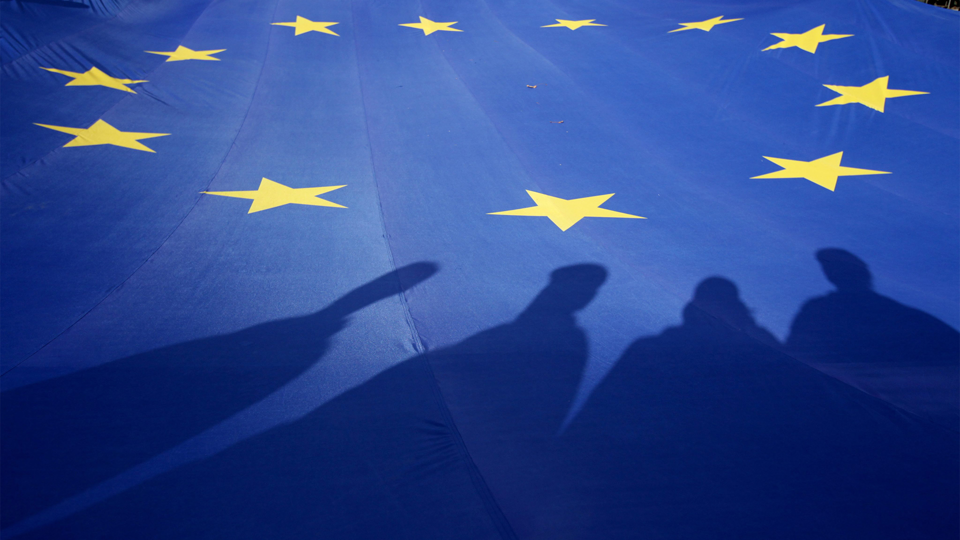 Schatten auf EU-Flagge (Archivbild) | picture alliance / dpa