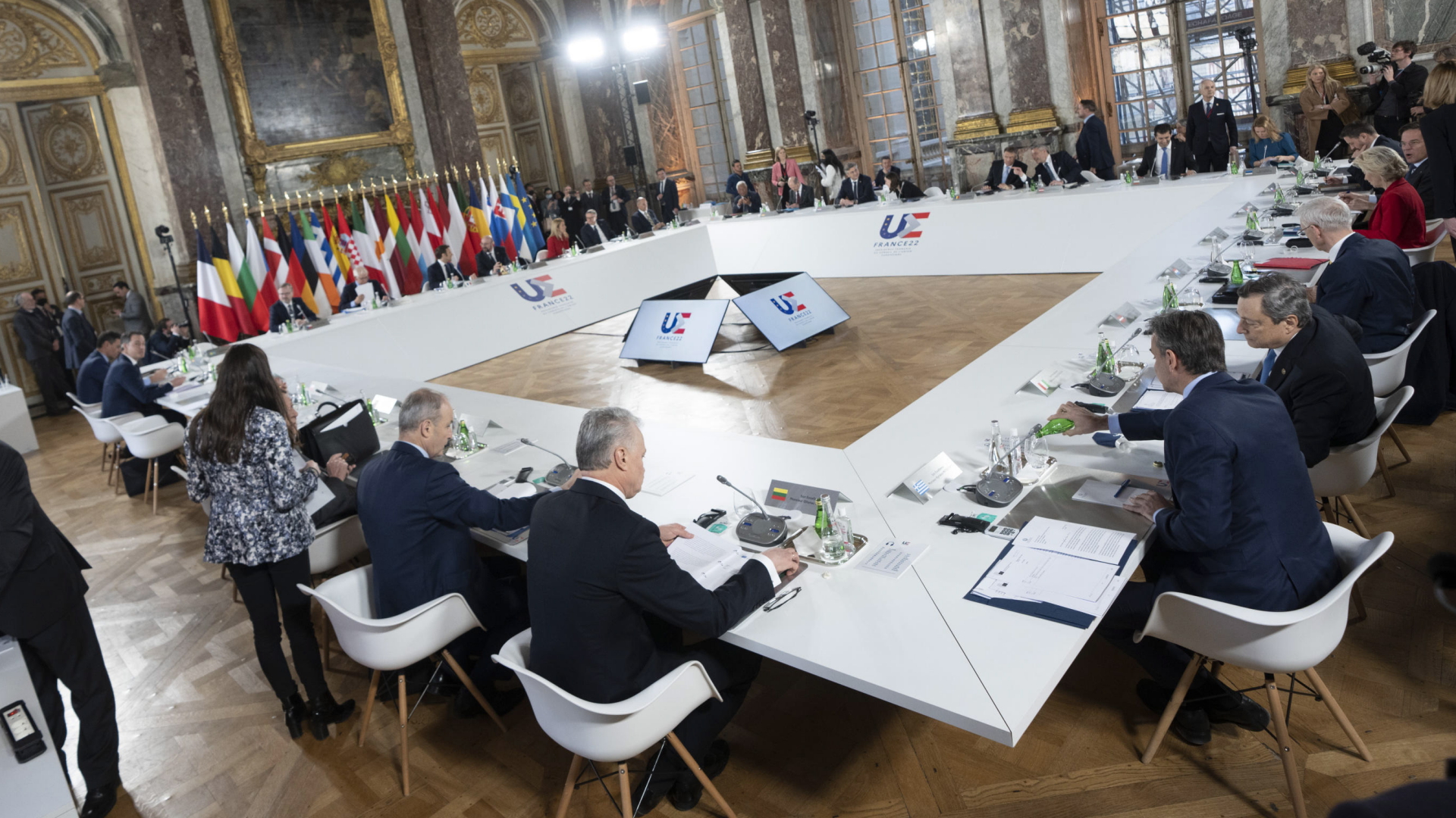 Die Staats- und Regierungschefs der EU-Staaten sitzen an einem großen Verhandlungstisch | EPA