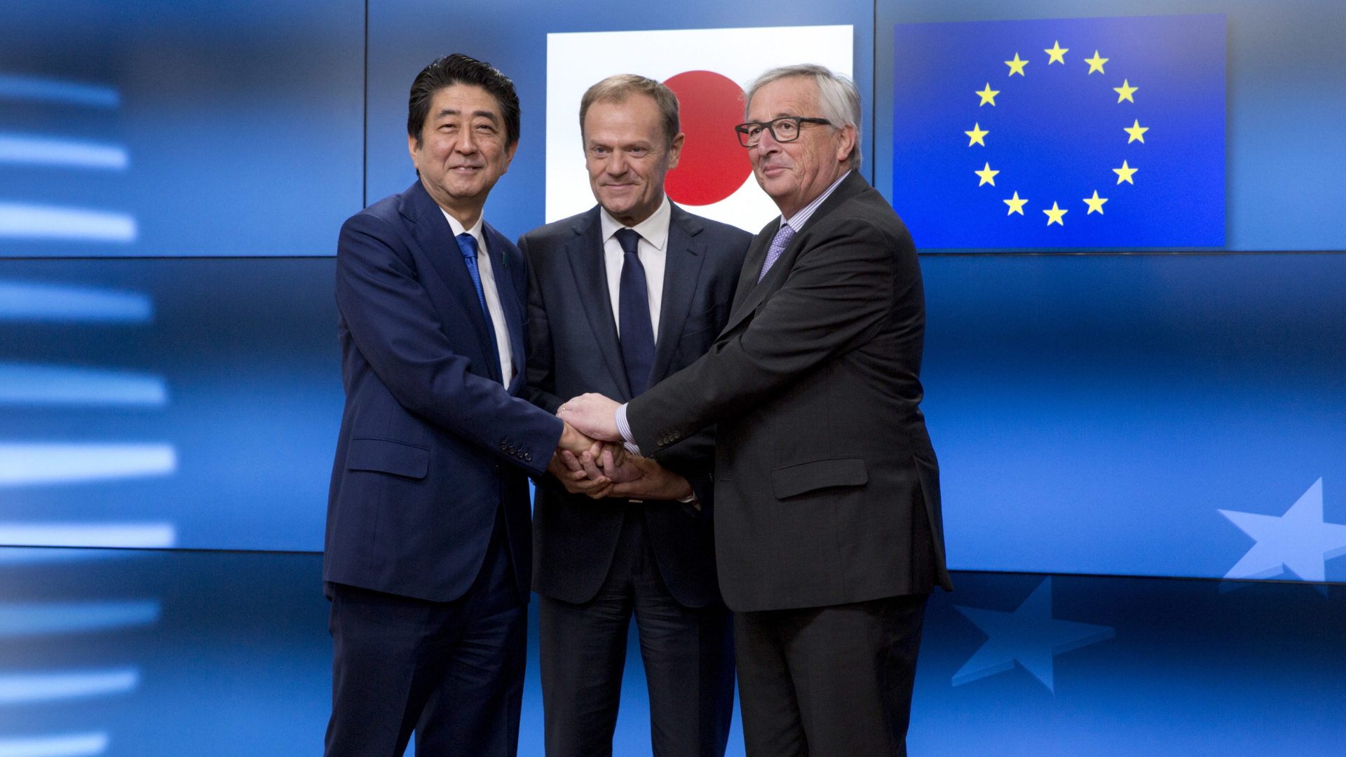 Japans Ministerpräsident Abe mit EU-Ratspräsident Donald Tusk und EU-Kommissionschef Jean-Claude Juncker | dpa