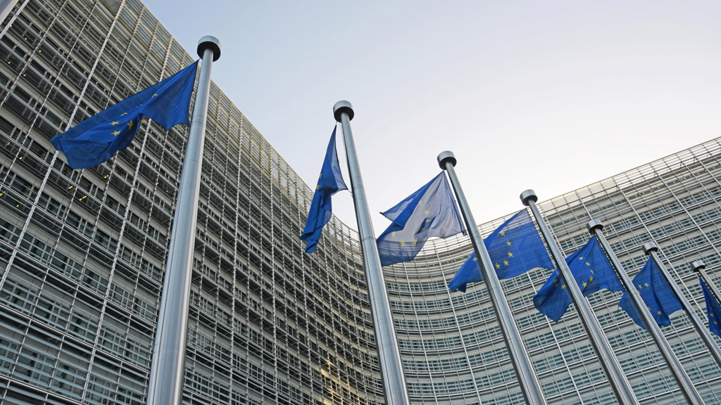 EU-Flaggen vor dem Sitz der EU-Kommission in Brüssel | null