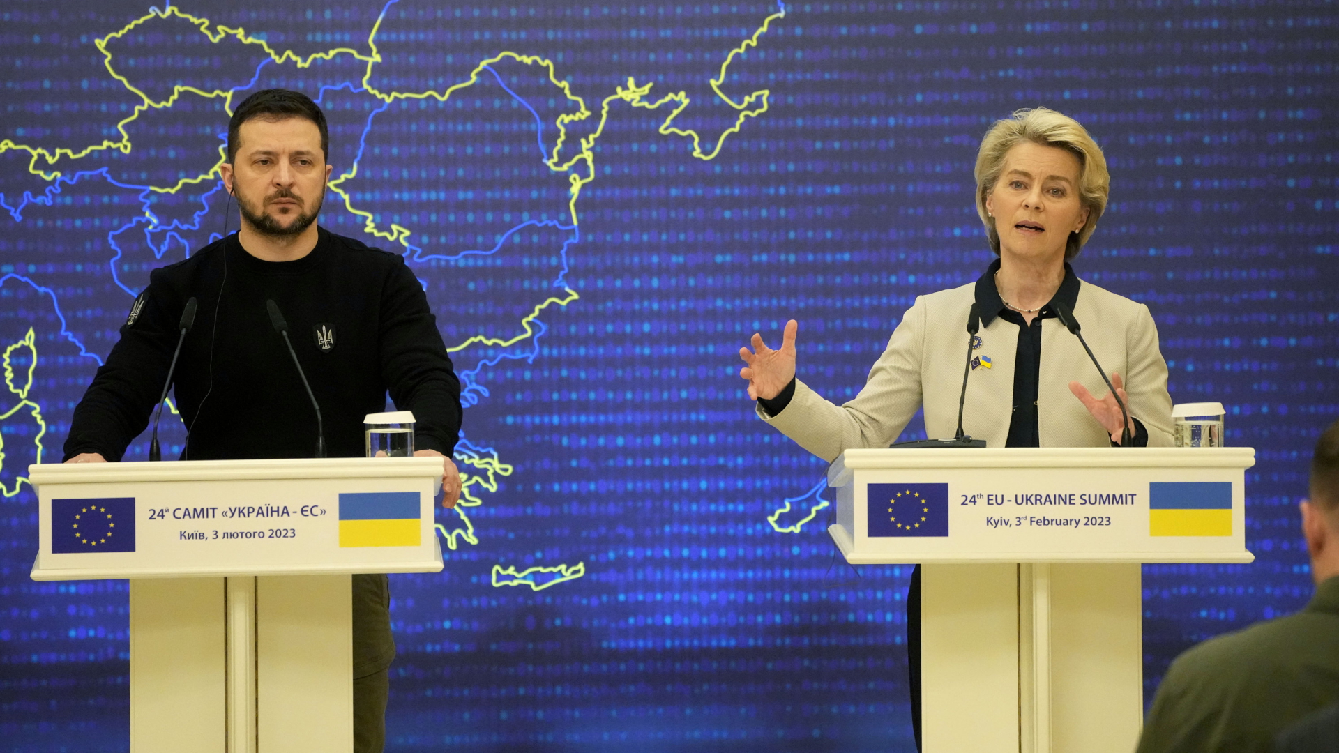 EU-Kommissionschefin Ursula von der Leyen und der ukrainische Präsident Wolodymyr Selenskyj geben nach einem EU-Gipfel in Kiew eine Pressekonferenz. | AP