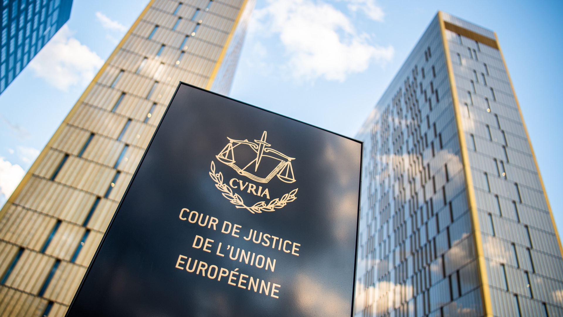 Ein Schild mit der Aufschrift "Cour de Justice de l'union Européene" steht vor den Bürotürmen des Europäischen Gerichtshofs im Europaviertel auf dem Kirchberg in Luxemburg. | dpa