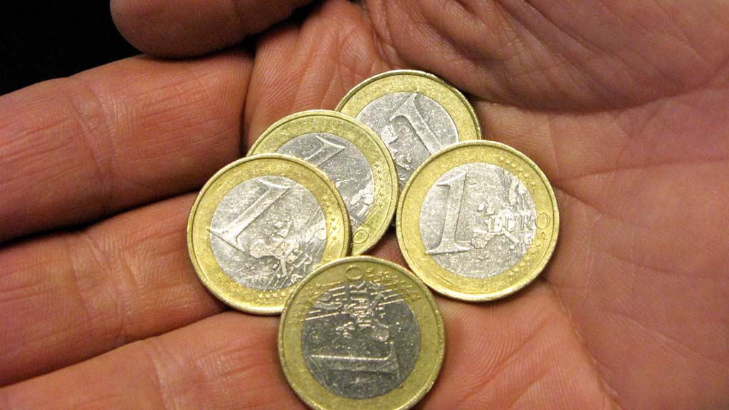 Hand mit fünf Euromünzen | dpa