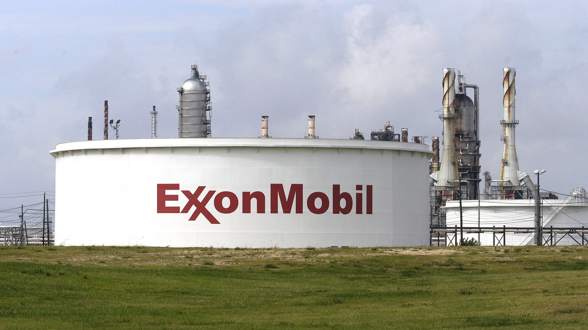 Ein Lagertank ist in der ExxonMobil-Ölraffinerie in Houston (Texas, USA) zu sehen. | Bloomberg via Getty Images