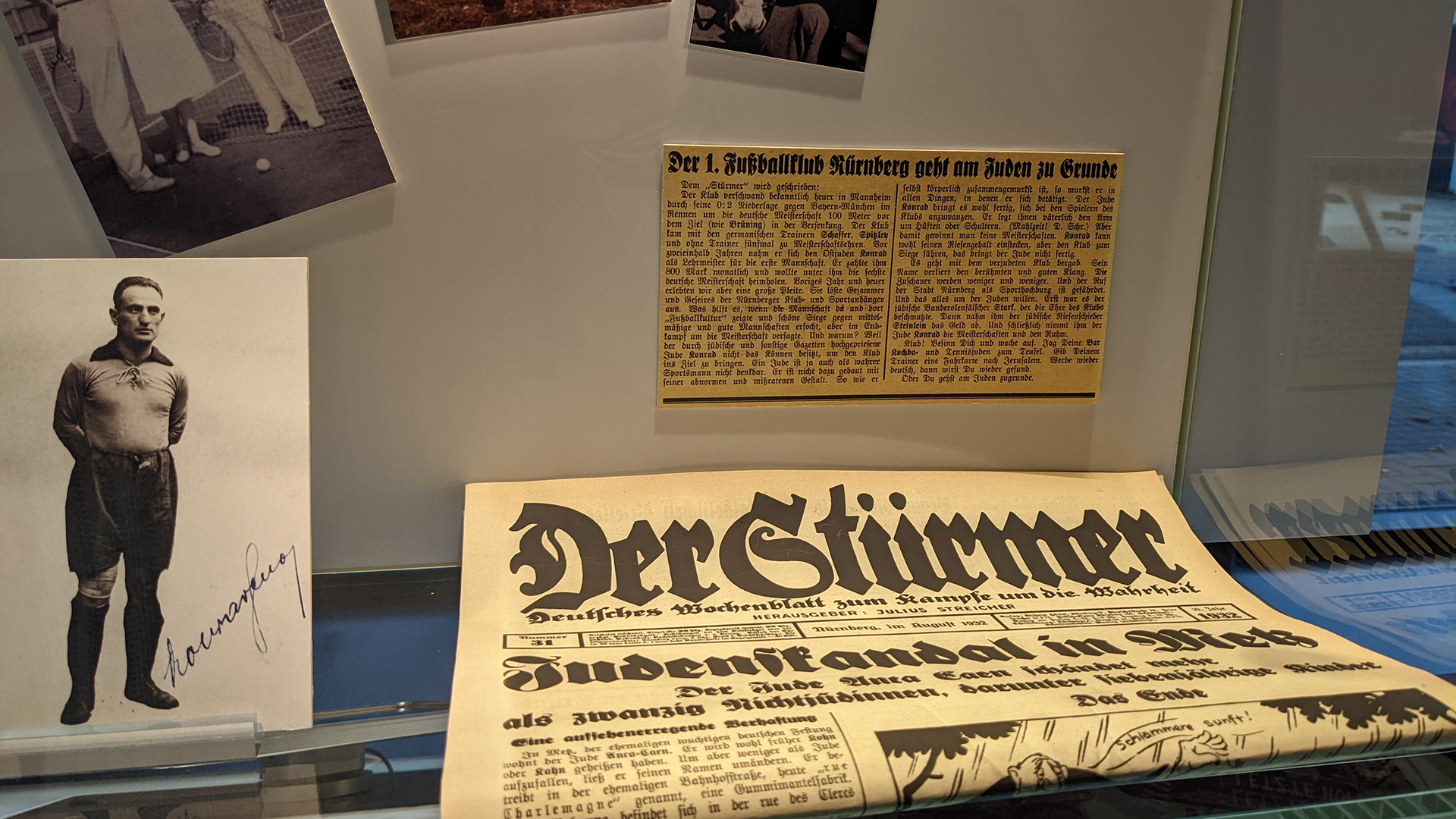 In einer Vitrine  im FCN-Museum sind alte Fotografien und eine Ausgabe der Zeitung "Der Stürmer" ausgestellt. | BR