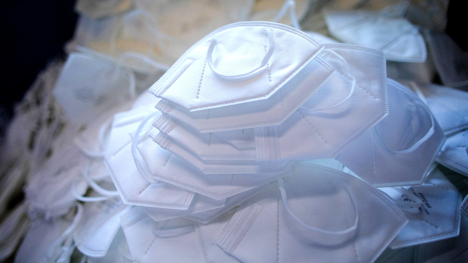 FFP2-Schutzmasken werden in einer Produktionsstätte hergestellt. | dpa