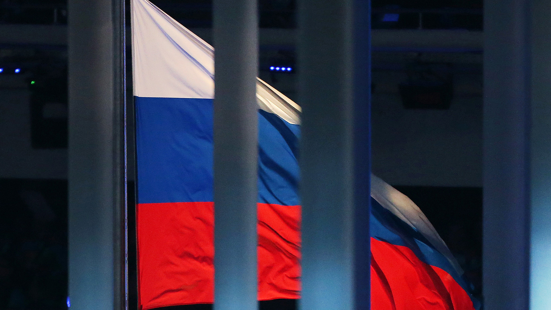 Eine russische Flagge weht hinter einem Zaun. | picture alliance/dpa/dpa-Zentral
