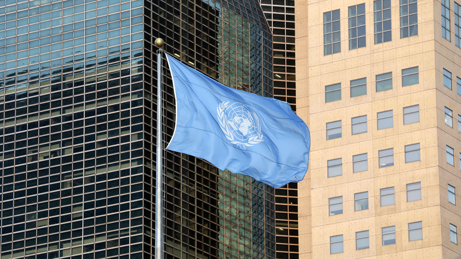 Die Flagge der UN weht vor dem Gebäude der Vereinten Nationen in New York | AFP
