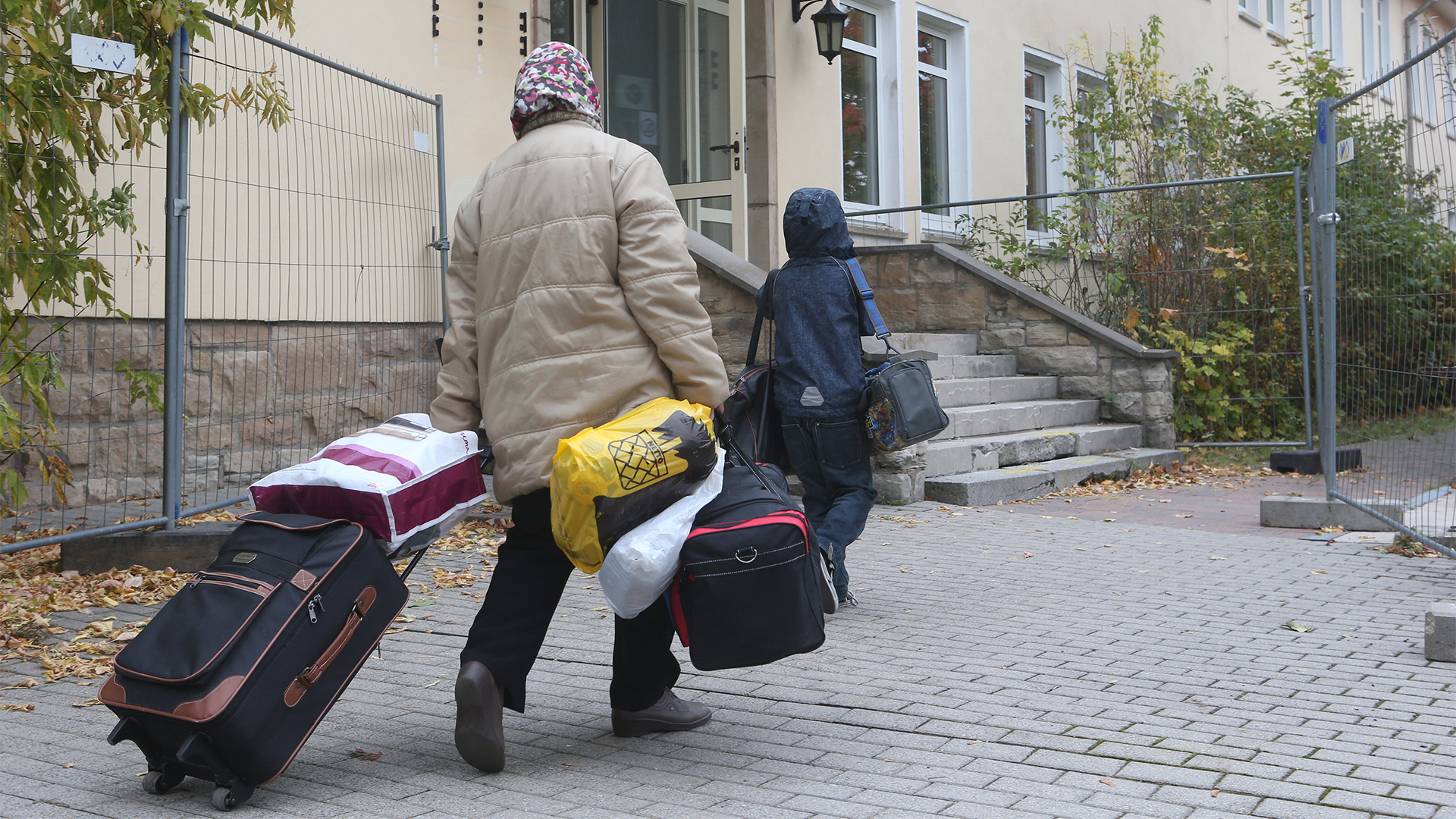 Flüchtlinge aus Syrien kommen in der Flüchtlingsunterkunft in Gera (Thüringen) an | dpa