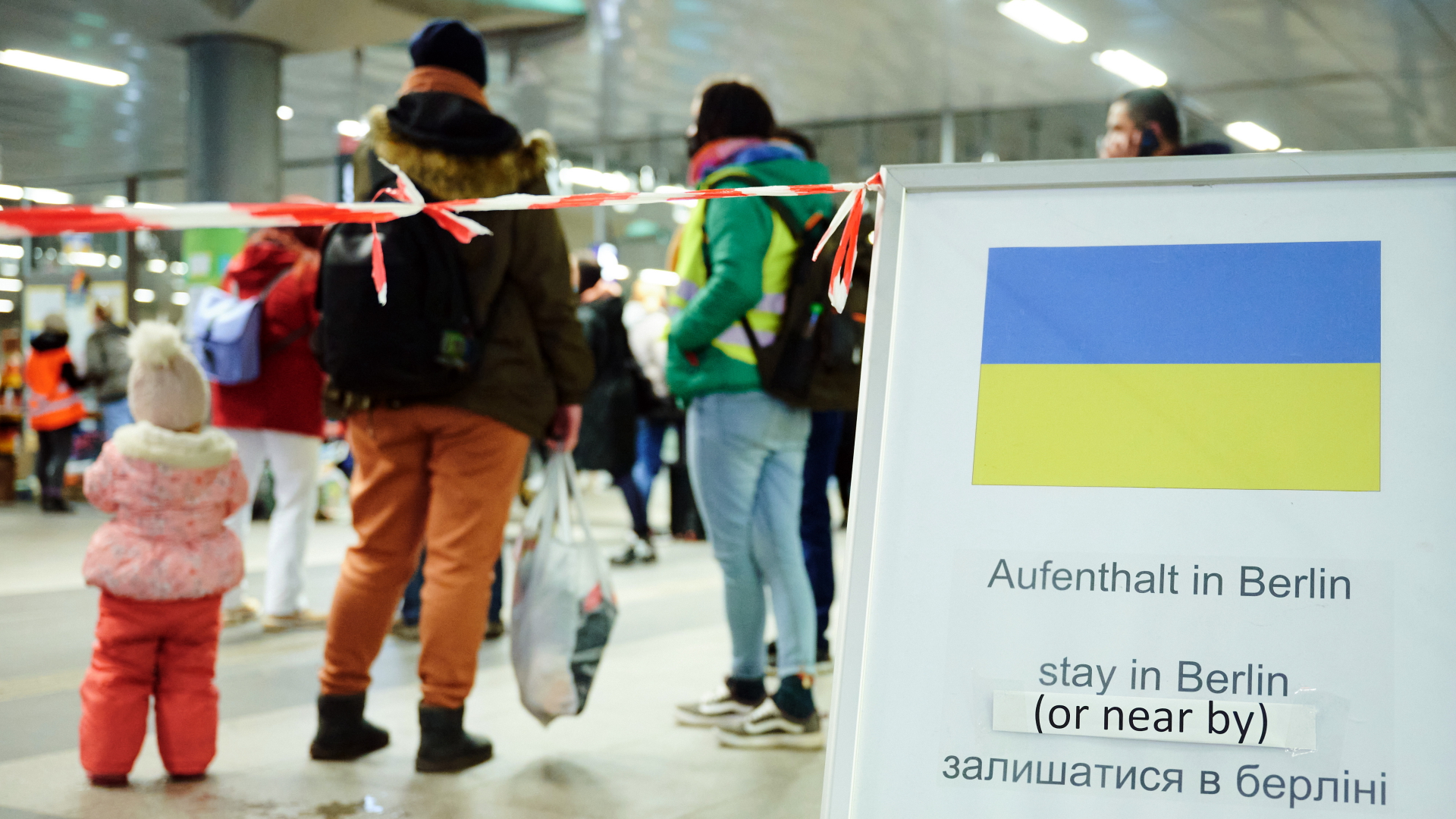 Ein Schild am Berliner Hauptbahnhof weist Geflüchtete aus der Ukraine auf Aufenthaltsmöglichkeiten hin. (Archivbild) | dpa