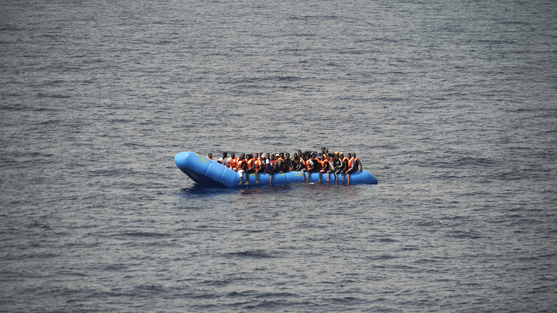 Flüchtlinge in einem Schlauchboot. | dpa