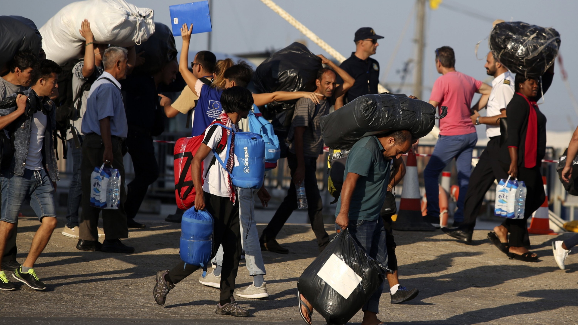 Flüchtlinge kommen im Hafen von Thessaloniki an