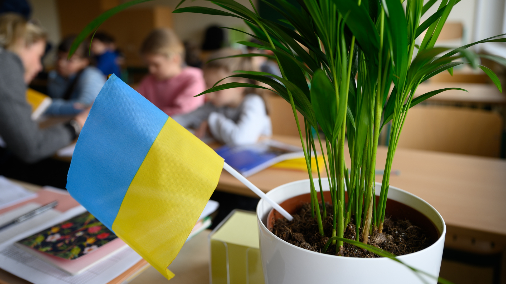 Eine ukrainische Flagge steckt in einem Blumentopf in einer Schulklasse. | dpa