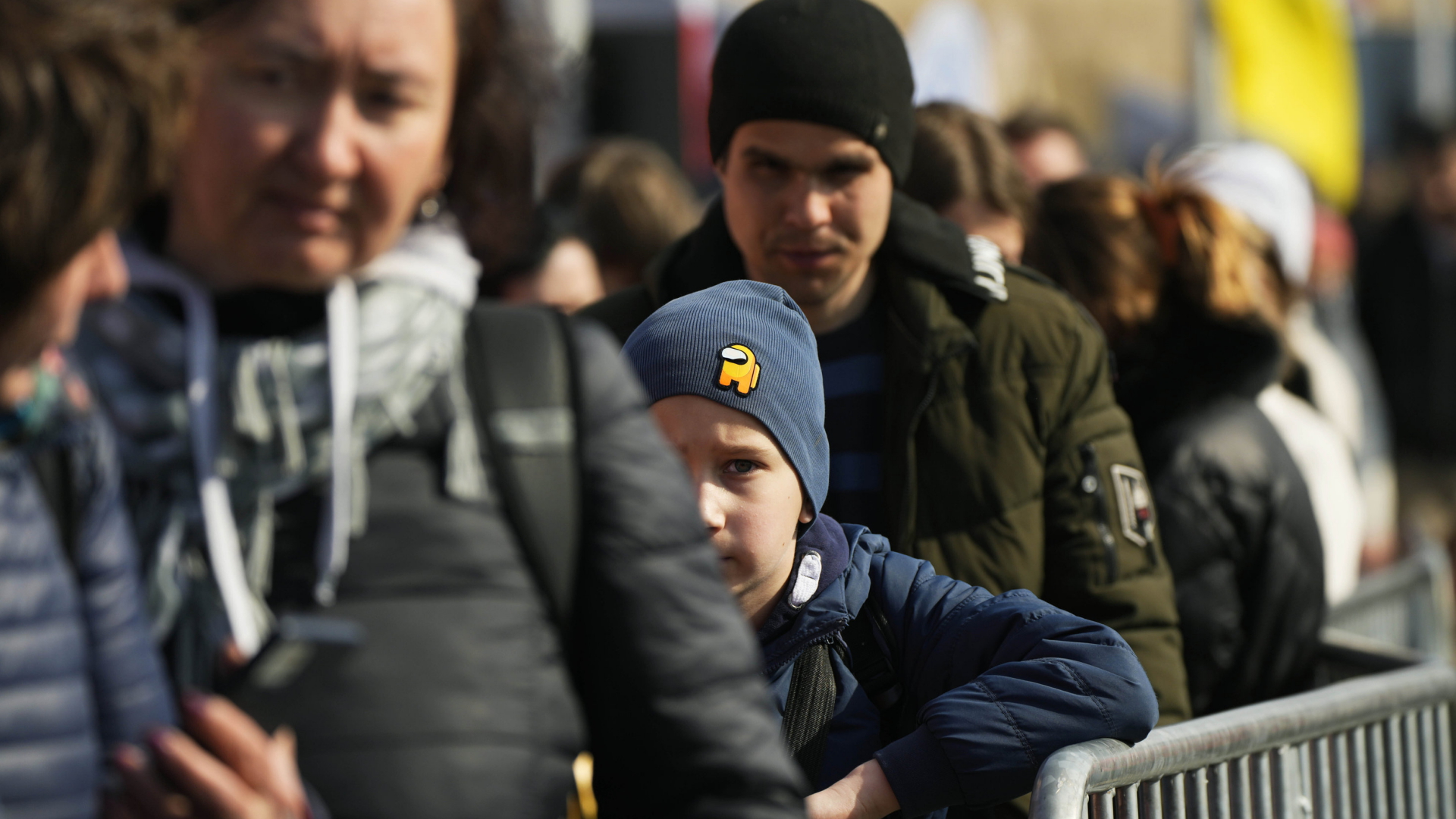 Flüchtlinge warten am Grenzübergang Medyka im Süden Polens. | AP