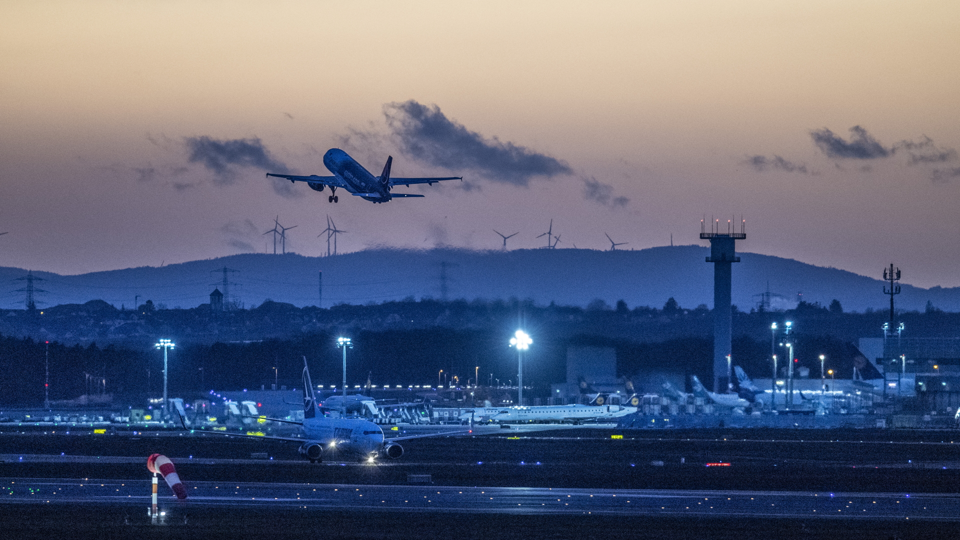 Flugzeuge am Flughafen Frankfurt | dpa