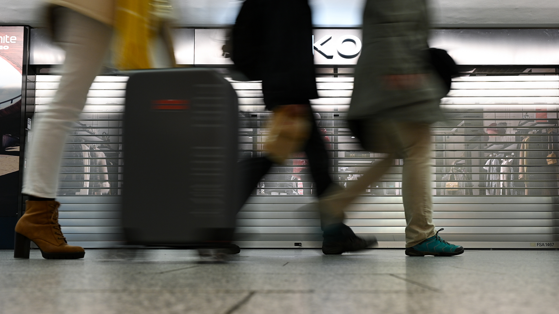 Flugreisende gehen an den geschlossenen Geschäften im Terminal 1 des Frankfurter Flughafens vorbei | dpa