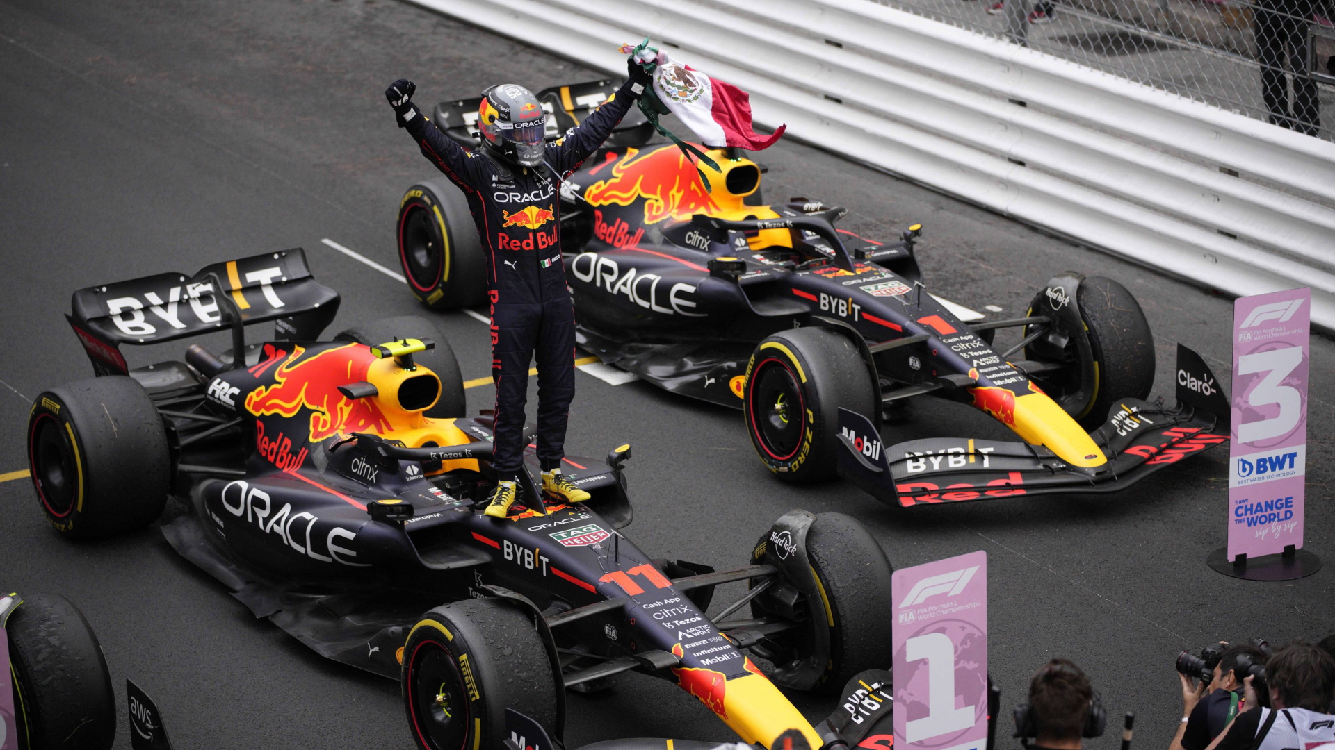 Der Mexikaner Sergio Perez jubelt beim Großen Preis von Monaco über seinen Sieg. | AP
