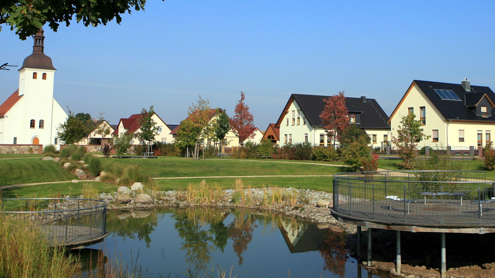Häuser stehen in der Nähe eines Teichs im südbrandenburgischen Ortsteil Horno in Forst (Archivbild vom 12.10.2006). | picture-alliance/ dpa