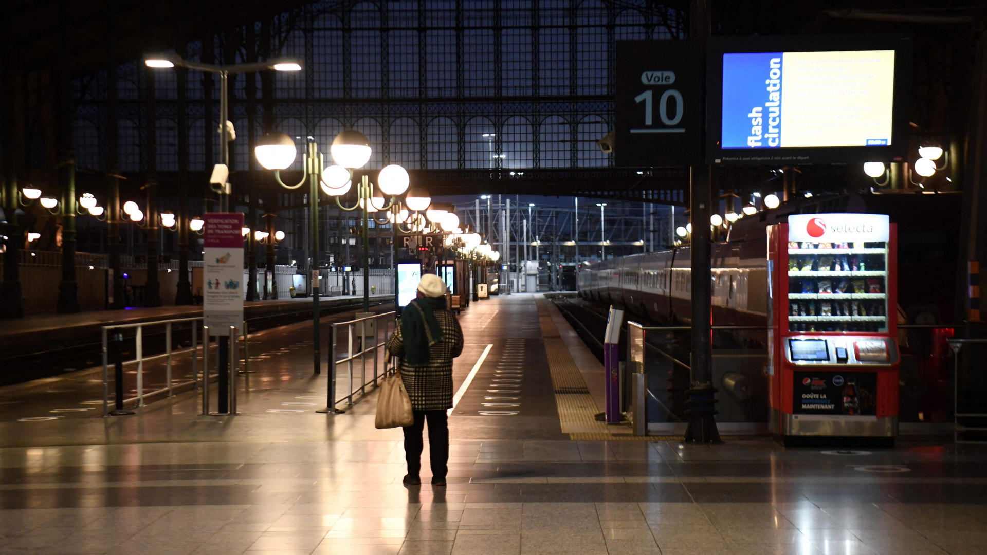 Ein Fahrgast steht im Abendlicht auf einem leeren Bahnsteig des Pariser Bahnhofs Gare du Nord während eines Streiks (Januar 2023). | AFP