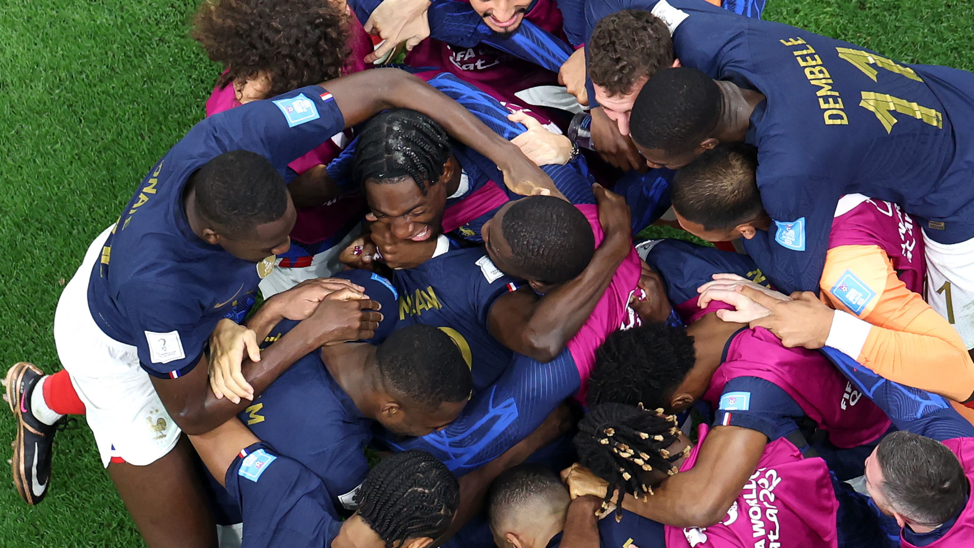 Frankreichs Torschütze Randal Kolo Muani bejubelt das 2:0 mit seinen Mitspielern | AFP