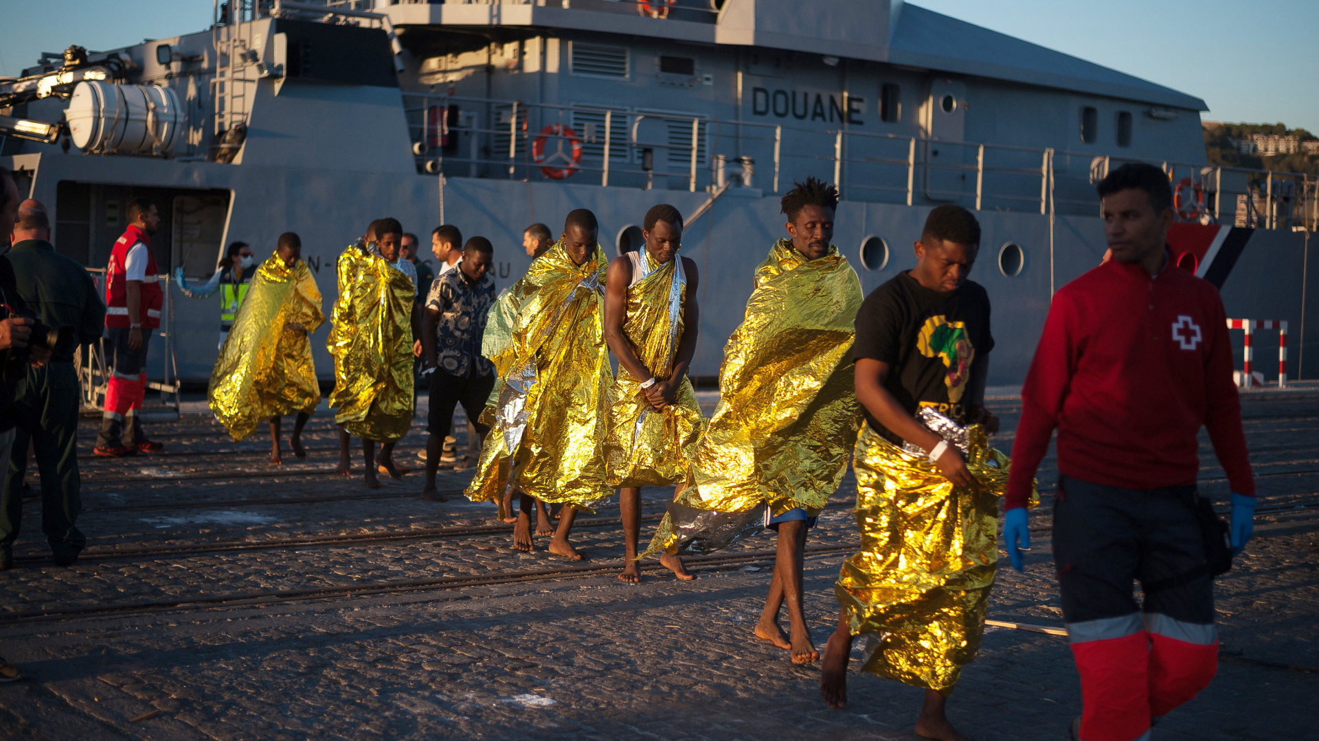 Afrikanische Flüchtlinge verlassen Frontex-Patrouillenboot | dpa