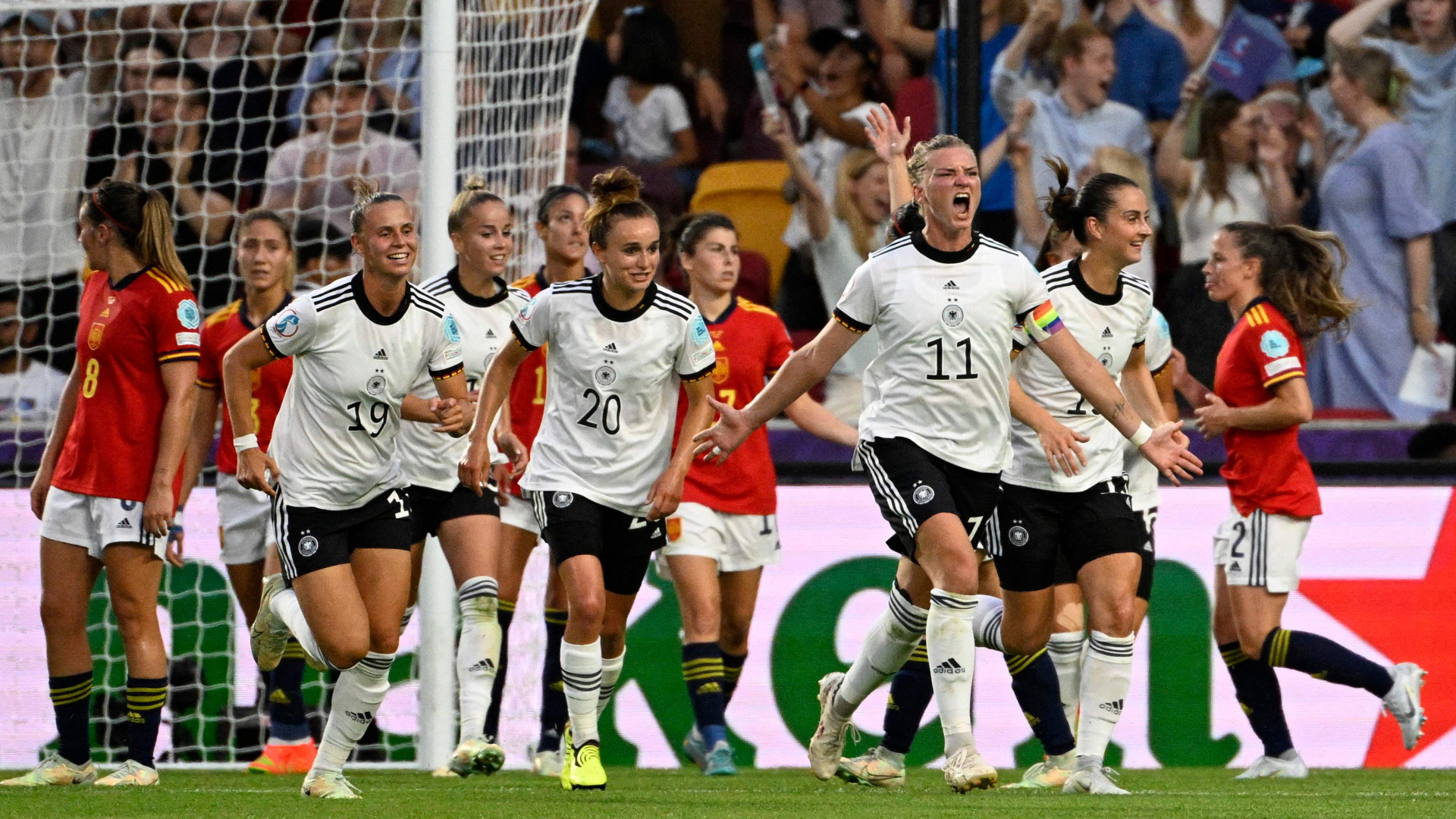 Alexandra Popp jubelt nach ihrem Tor zum 2:0 im EM-Spiel Deutschland gegen Spanien.  | AFP