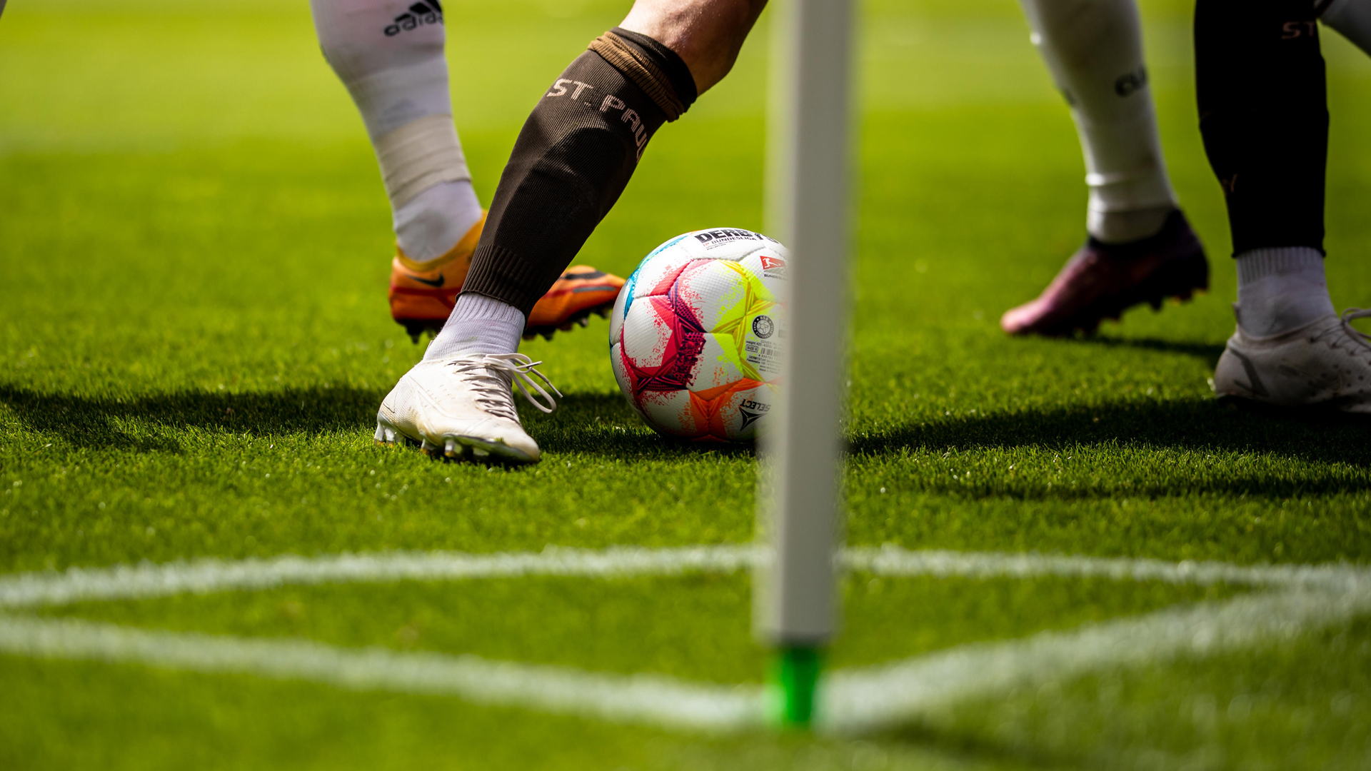 Fußball-Szene: Beine von Spielern - einer mit dem St.Pauli-Logo auf dem Strumpf | picture alliance / xim.gs