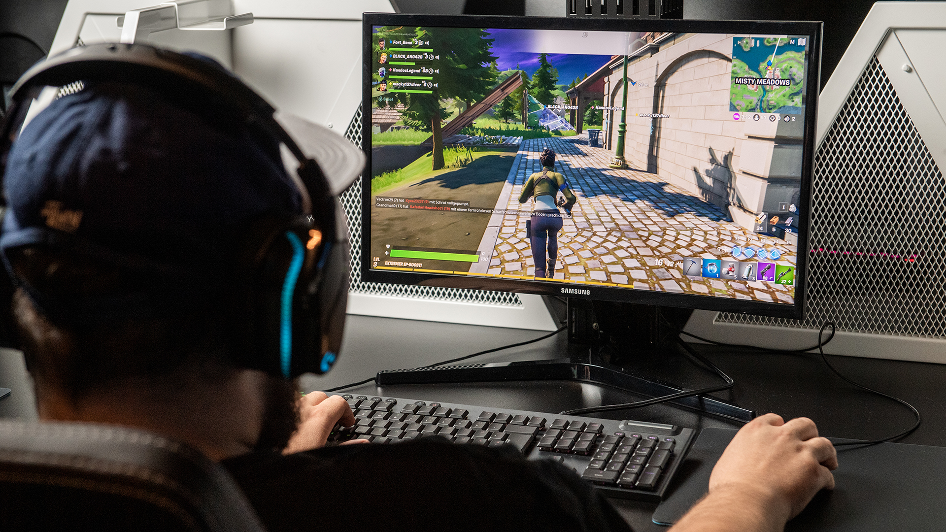 Ein Mann spielt "Fortnite" am PC. | picture alliance / dpa-tmn