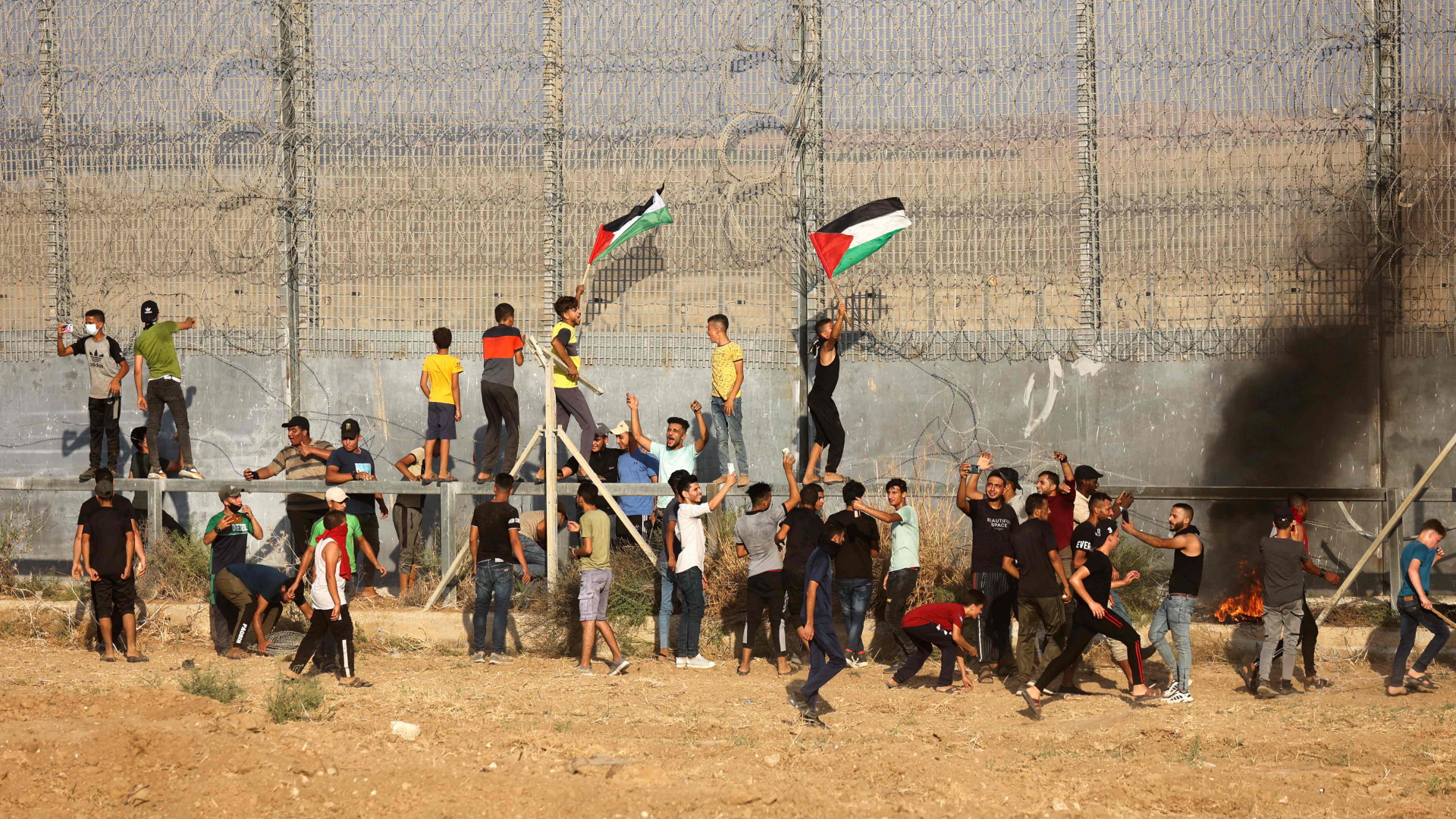 Protestierende Palästinanser am Gaza-Grenzzaun | AFP
