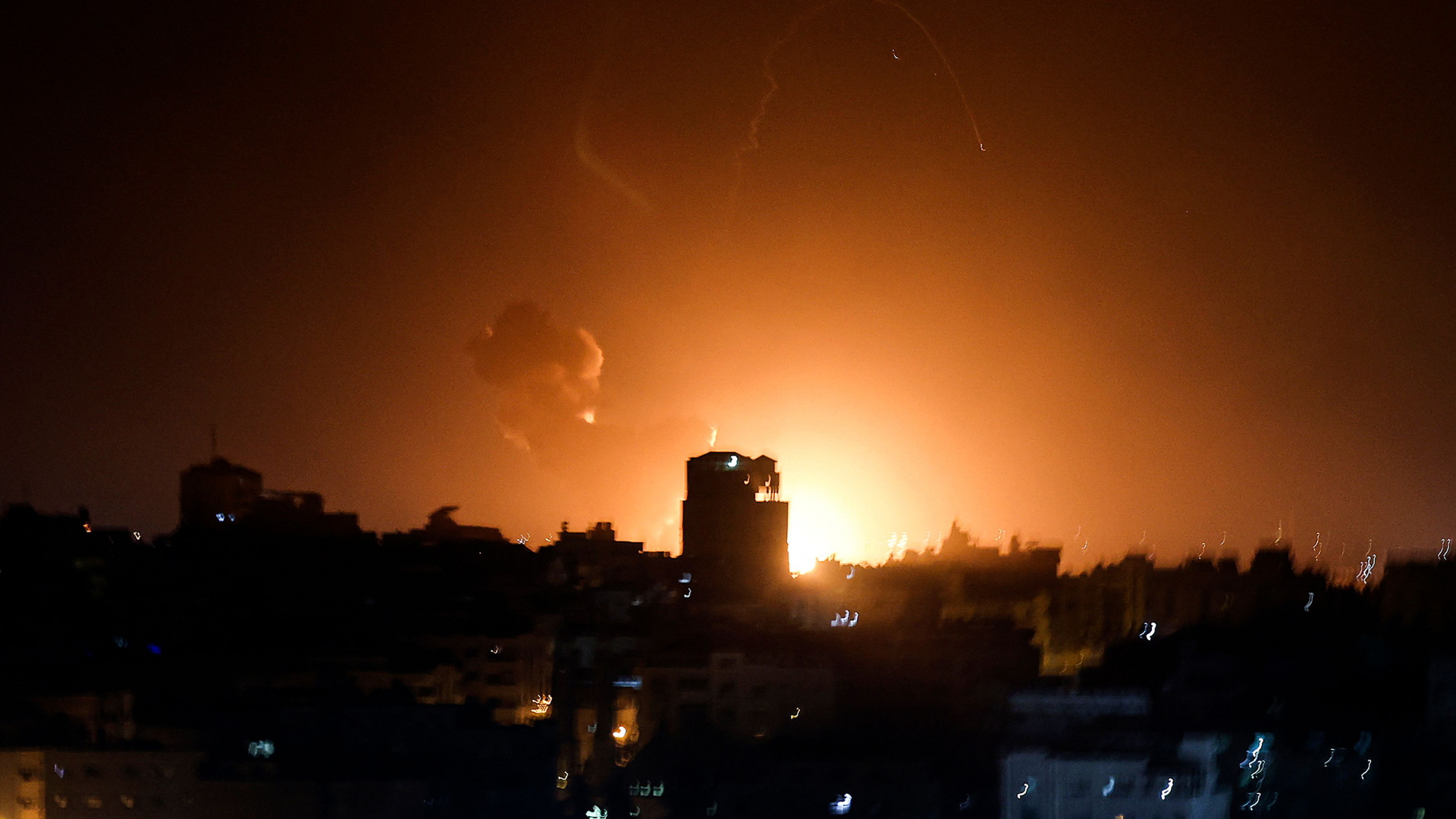 Feuer und Rauch ist über Gebäuden in Gaza Stadt zu sehen. | AFP