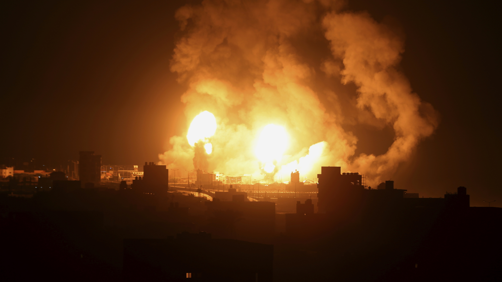 Eine durch einen israelischen Vergeltungsschlag verursache Explosion detoniert in Gaza-Stadt. | dpa