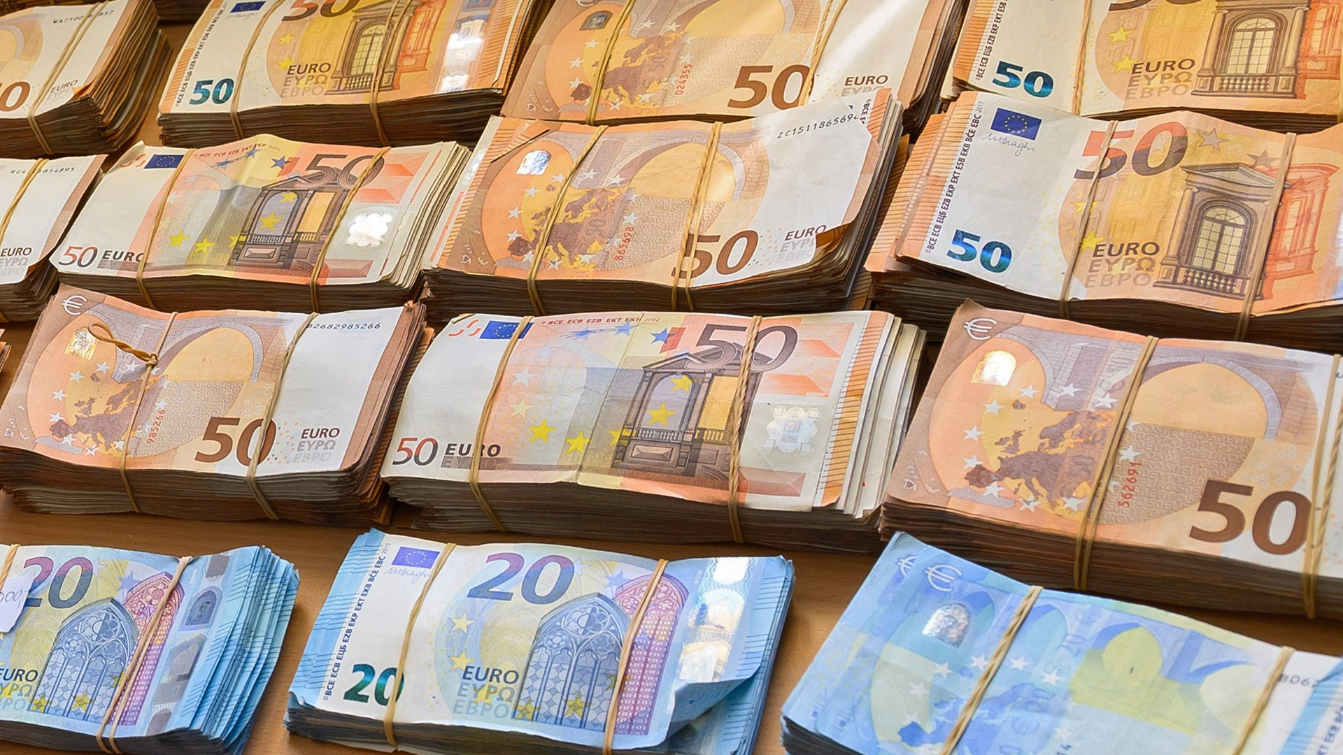 Euro-Banknoten liegen auf einem Tisch.  | dpa