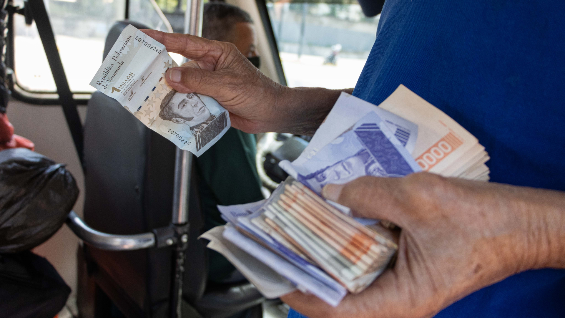 Eine Hand hält Bolivar-Geldnoten | EPA