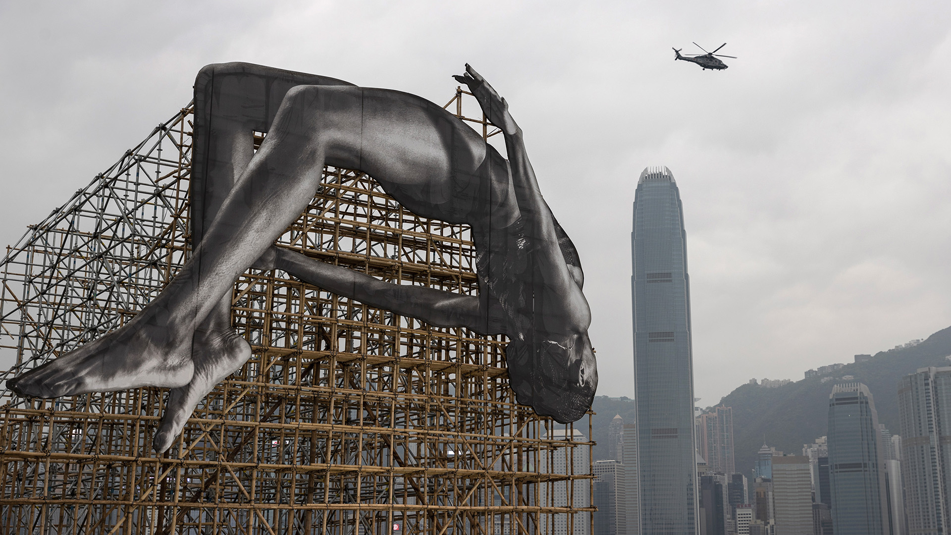Die Installation "GIANTS: Rising Up" in Hongkong zeigt einen überlebensgroßen Hochspringer | EPA