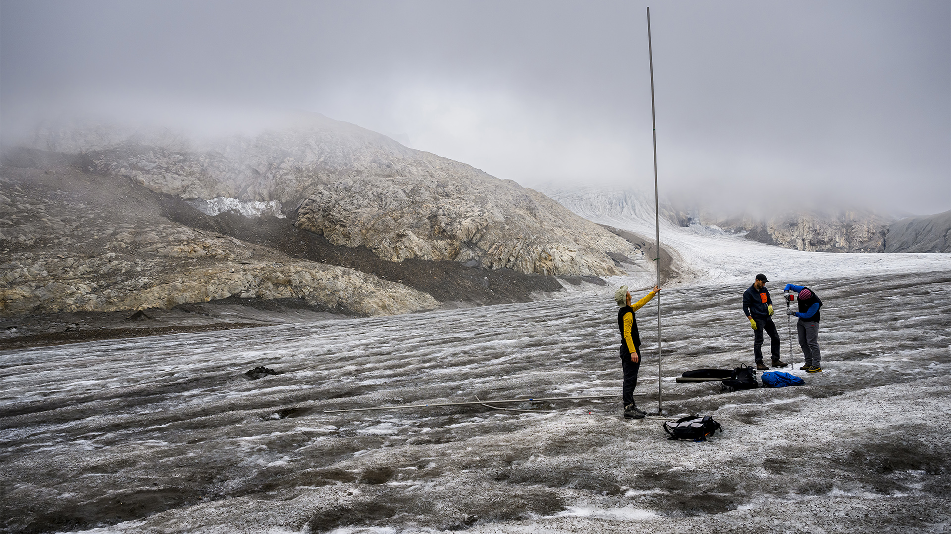 Menschen auf einem Gletscher führen Messungen durch. | dpa