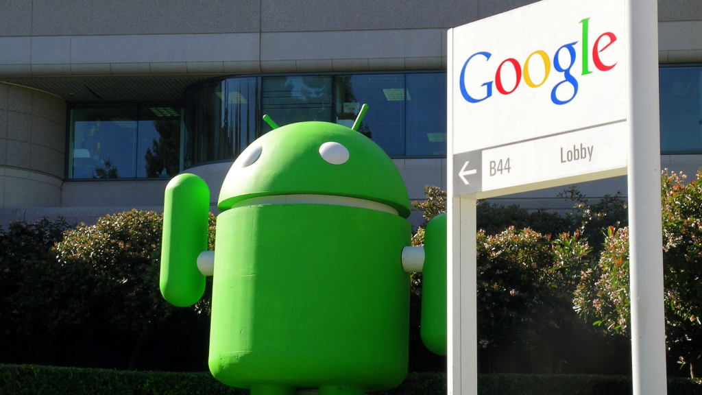 Das Google-Firmenlogo neben dem Android-Symbol