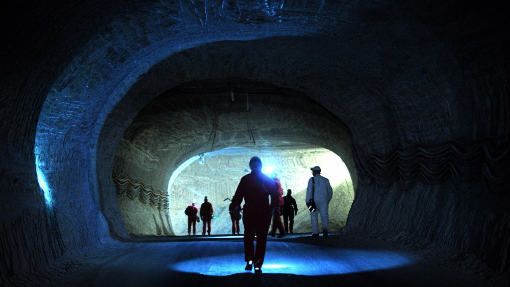 Besucher besichtigen im Jahr 2012 das Bergwerk Gorleben. 