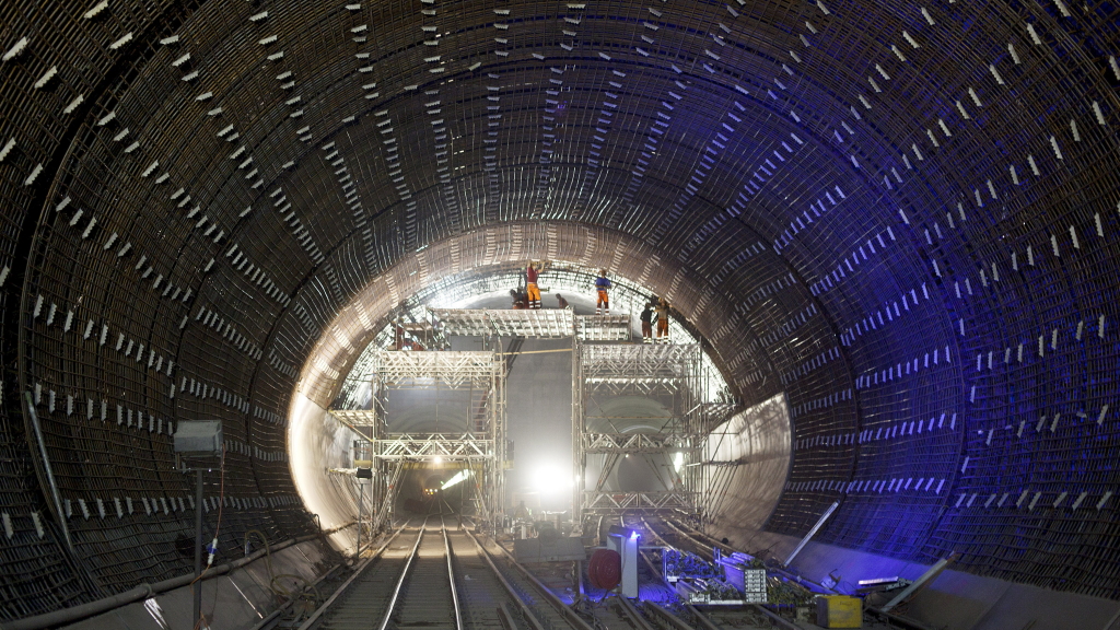 Arbeiter montieren Bewehrungsstäbe im Bereich der Verzweigung in der Multifunktionsstelle "Faido" des Gotthard-Basistunnels bei Faido im Kanton Tessin