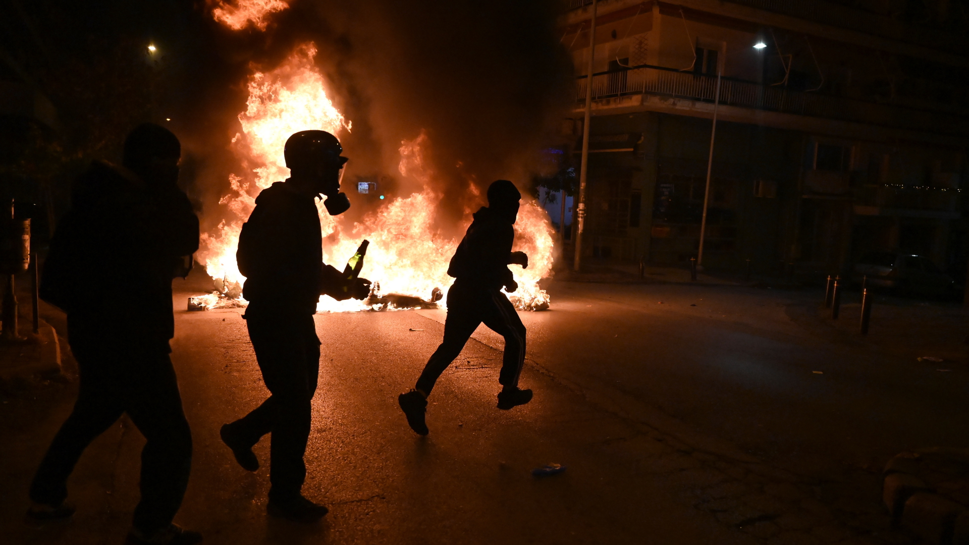 In Athen halten Demonstranten Molotowcocktails in der Hand. | dpa